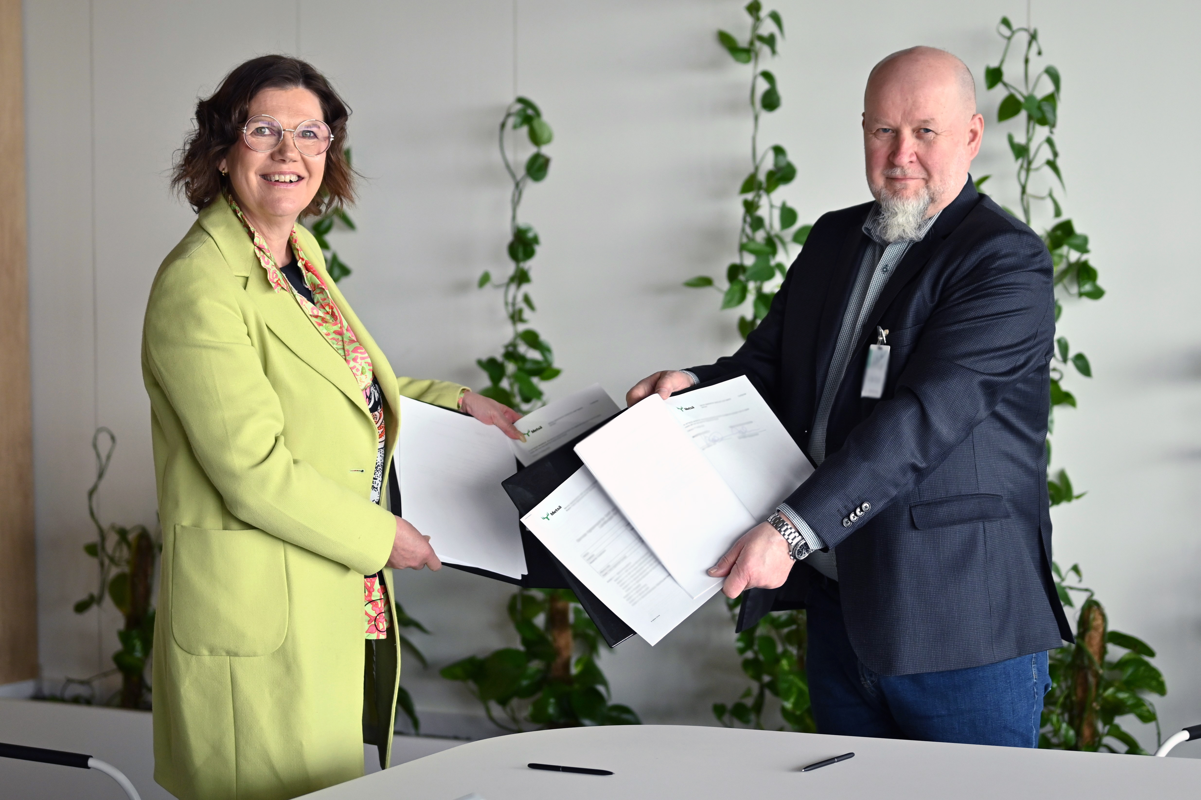 metsa-group-signing2.jpg